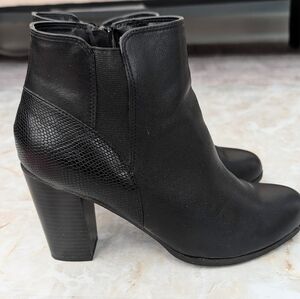Me Too Sleek Black Ankle Booties Size 9.5 M
